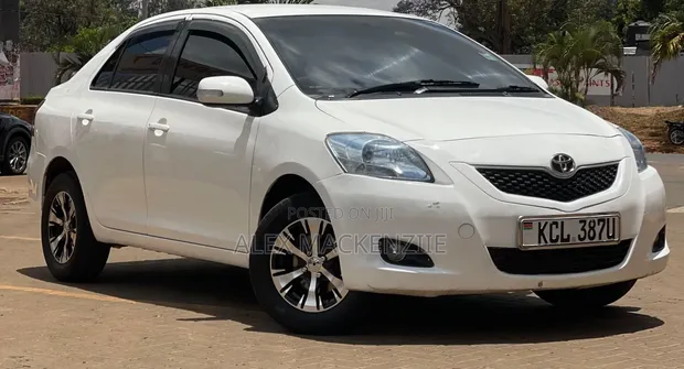 Toyota Belta 2010 Nyeupe - 1
