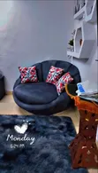 Kitanda cha 6x6 na Meza Moja ya Kando ya Kitanda na Kiti cha Sofa cha Watu 2 - 1