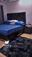Kitanda cha 6x6 na Meza Moja ya Kando ya Kitanda na Kiti cha Sofa cha Watu 2 - 2