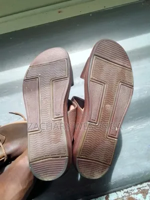 Sandals za New Balance - Saizi ya Wanaume 44
