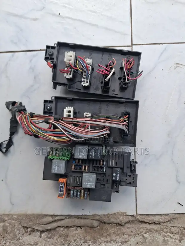 Mercedes-Benz W164/X164 Fusebox ya Injini - 1