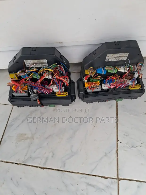 Mercedes-Benz W212 Signal Acquisition Module - 1
