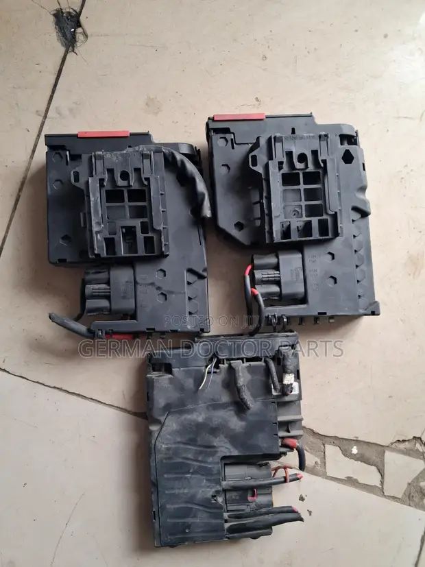 Mercedes-Benz W212 Front Prefuse Box (F32) - 1