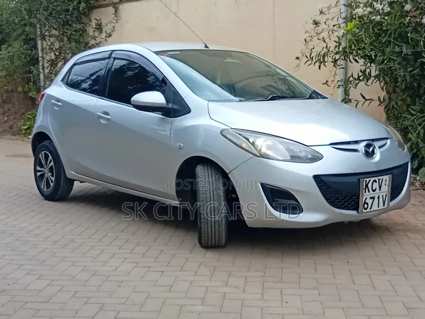Mazda Demio 2012 Nyeusi - 1