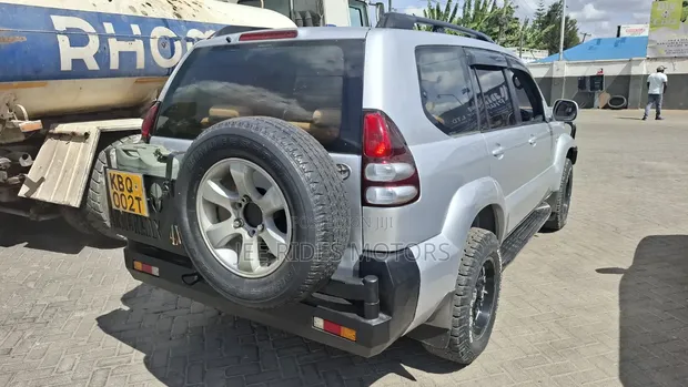 Toyota Land Cruiser Prado 3.0 D-4D 5dr 2005 Silver - 1