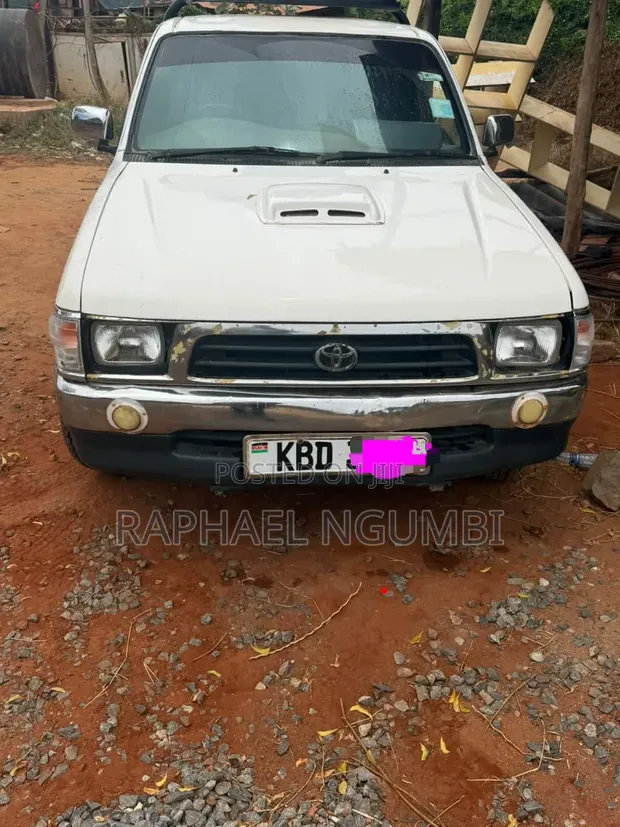 Toyota Hilux 2003 White - 1