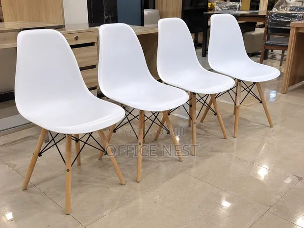 Viti Vyeupe vya Plastiki vya Eames na Miguu ya Mbao - 1