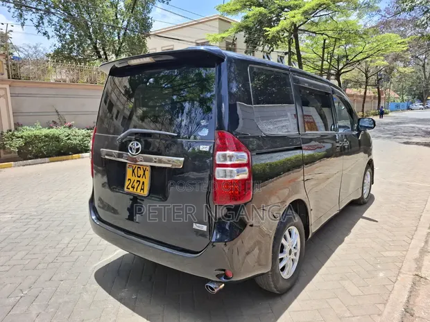 Toyota Noah 2.0 158hp FWD (8 Seater) 2012 Black - 1