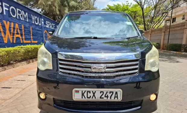 Toyota Noah 2012 - 1