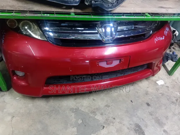 Toyota Isis Nosecut 2012 - 1