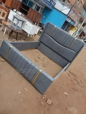Kitanda Kipya cha 5x6 na Mstari wa Dhahabu