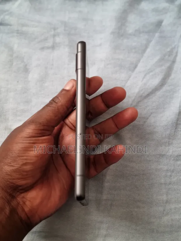Google Pixel 7a 128GB Nyeusi - 1