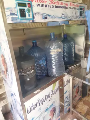 Mashine ya Kuuzia Maji Safi ya Kujiendesha yenye Tupu 2