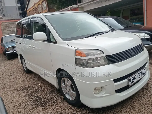 Toyota Voxy X 2WD 8-Seater 2001 White - 1