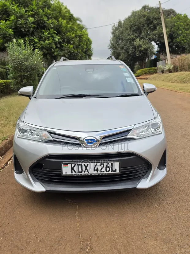 Toyota Corolla Fielder 2017 Hybrid Silver - 1