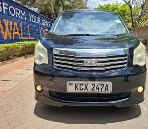 Toyota Noah 2.0 143hp FWD (8 Seater) 2012 Black