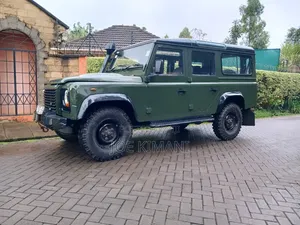 Land Rover Defender 2011 Kijani