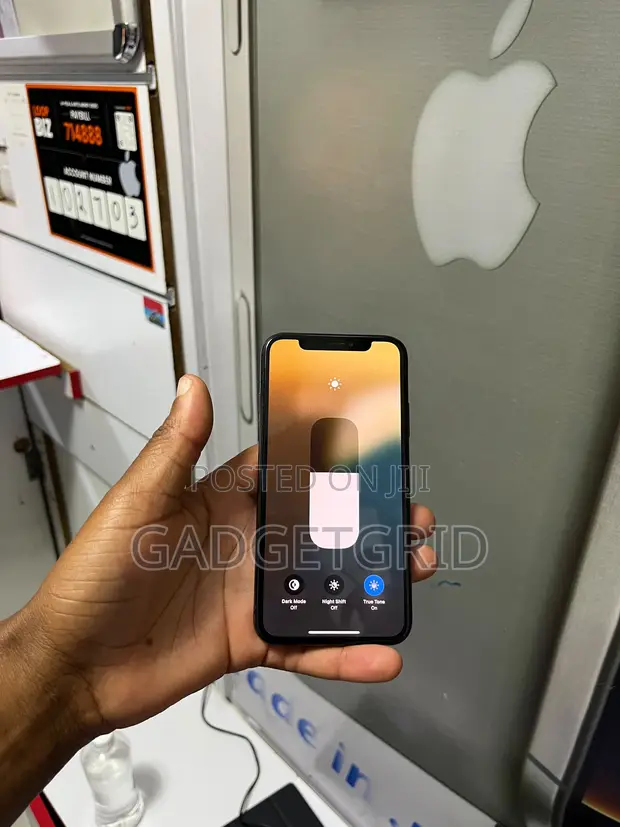 Apple iPhone XS 64GB Black - 1