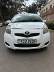 Toyota Vitz 2010 Nyeupe - 1