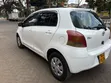 Toyota Vitz 2010 Nyeupe - 4