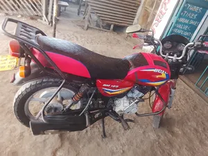 Bajaj Boxer 125 2023 Nyekundu