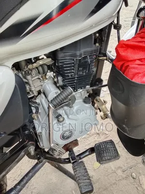 Bajaj Boxer 2024 Nyeupe