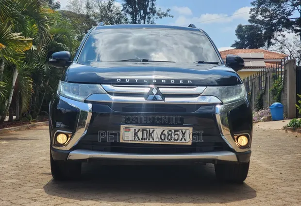 Mitsubishi Outlander 2015 Nyeusi - 1