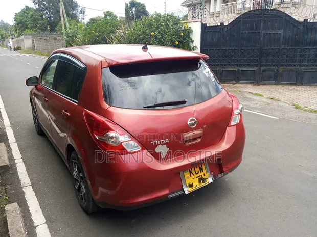 Nissan Tiida 2012 Rangi ya Maroon - 1