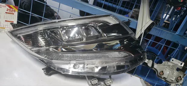 Toyota Noah 2018 Xenon Headlight - 1