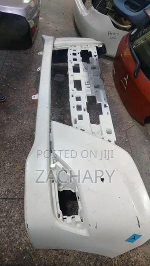 Toyota Esquire Bumper ya Mbele (Iliyotumika)