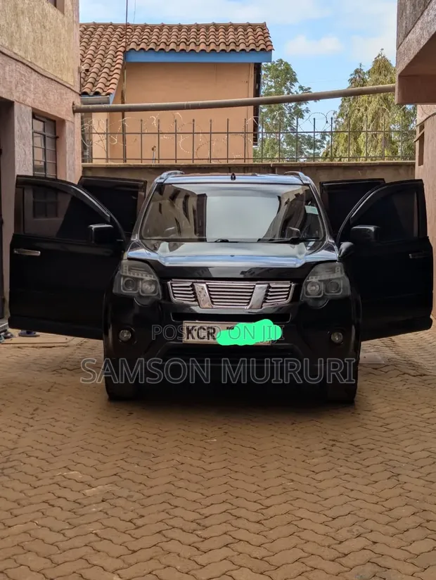 Nissan X-Trail 2011 Black - 1