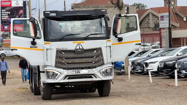 Sinotruk Howo Prime Mover NX 371hp - 1