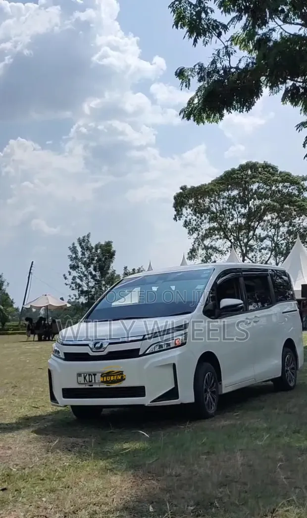 Toyota Voxy V 2WD 7-Seater 2018 Nyeupe - 1