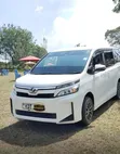 Toyota Voxy V 2WD 7-Seater 2018 Nyeupe - 2