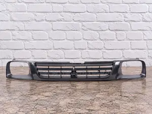 Grille ya Mbele Mitsubishi L200 Strada Pickup (1996-1999) - Nyeusi Matte