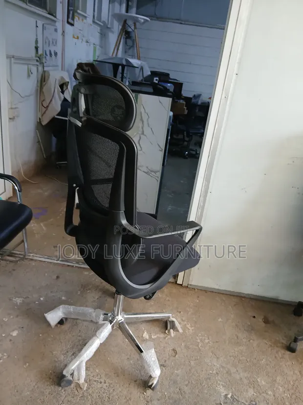 Kiti cha Ofisi cha Ergonomic chenye Headrest - 1