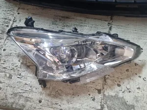 Nissan Teana Xenon Headlight Haki (Iliyotumika)