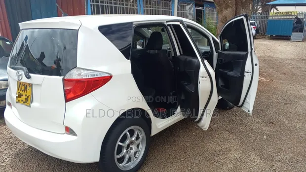 Toyota Ractis 2010 White - 1