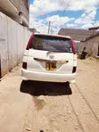 Toyota Isis 2007 White - 2