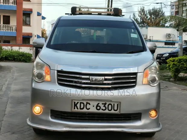 Toyota Noah 2013 Silver - 1