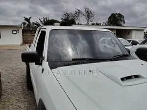 Nissan Hardbody 2016 Nyeupe