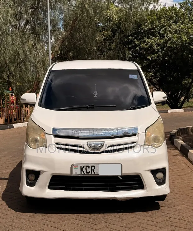 Toyota Noah 2011 White - 1