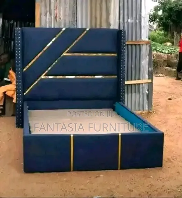 Kitanda cha Navy Blue Velvet cha 5x6 chenye Kamba za Dhahabu - 1
