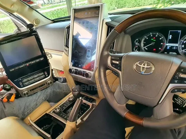 Toyota Land Cruiser LC300 Tesla Style Screen - 1