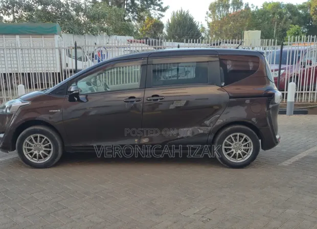 Toyota Sienta Hybrid 2017 Brown - 1
