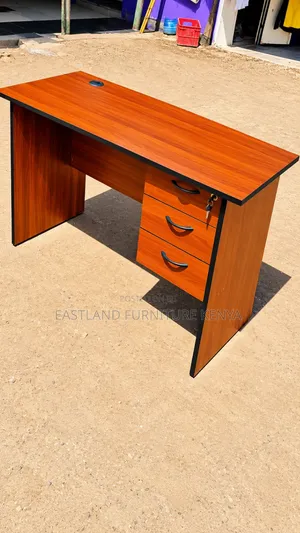 Meza ya Kisasa ya Ofisi ya Mahogany na Droo 3 Zinazofungwa
