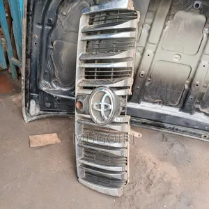 Toyota Land Cruiser Prado J150 Radiator Grill (Iliyo tumika)