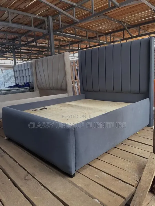 Kitanda cha Velvet cha Kijivu cha 5x6 chenye Headboard Refu ya Channel - 1