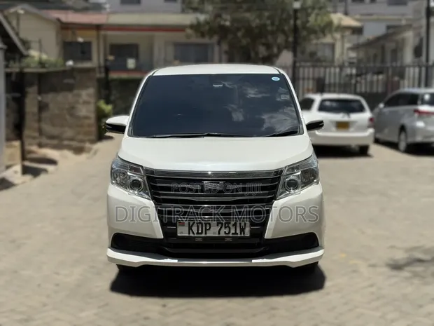 Toyota Noah 2017 Nyeupe - 1