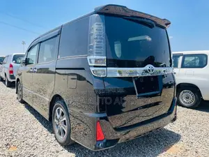 Toyota Voxy 2019 Nyeusi
